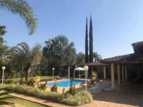 Casa de campo com Piscina churrasqueira e campo de futebol